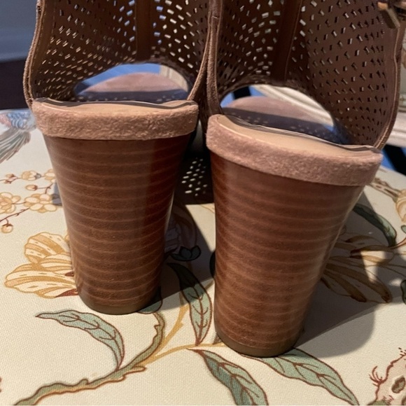 Pretty UNISA Sandals, Size 8.5 - Picture 7 of 12